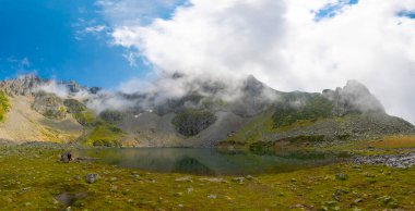 Karadeniz bölgesindeki İnanılmaz Avusor (Dobecelezane Gölü) dağ gölü. Bu inanılmaz göl Avusor dağlarından yürüyerek 1.5 saat uzaklıkta ve her zaman yokuş yukarı..
