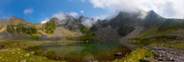 Karadeniz bölgesindeki İnanılmaz Avusor (Dobecelezane Gölü) dağ gölü. Bu inanılmaz göl Avusor dağlarından yürüyerek 1.5 saat uzaklıkta ve her zaman yokuş yukarı..