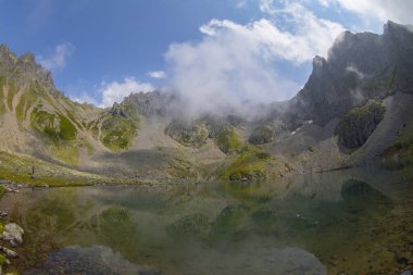 Karadeniz bölgesindeki İnanılmaz Avusor (Dobecelezane Gölü) dağ gölü. Bu inanılmaz göl Avusor dağlarından yürüyerek 1.5 saat uzaklıkta ve her zaman yokuş yukarı..