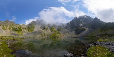 Karadeniz bölgesindeki İnanılmaz Avusor (Dobecelezane Gölü) dağ gölü. Bu inanılmaz göl Avusor dağlarından yürüyerek 1.5 saat uzaklıkta ve her zaman yokuş yukarı..