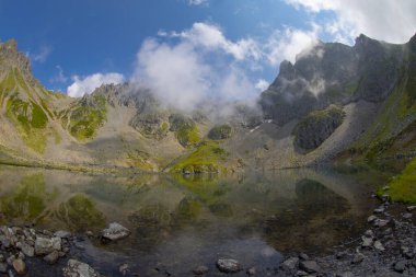 Karadeniz bölgesindeki İnanılmaz Avusor (Dobecelezane Gölü) dağ gölü. Bu inanılmaz göl Avusor dağlarından yürüyerek 1.5 saat uzaklıkta ve her zaman yokuş yukarı..