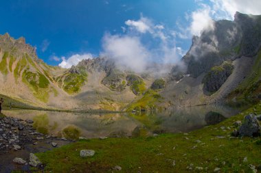 Karadeniz bölgesindeki İnanılmaz Avusor (Dobecelezane Gölü) dağ gölü. Bu inanılmaz göl Avusor dağlarından yürüyerek 1.5 saat uzaklıkta ve her zaman yokuş yukarı..