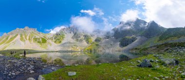 Karadeniz bölgesindeki İnanılmaz Avusor (Dobecelezane Gölü) dağ gölü. Bu inanılmaz göl Avusor dağlarından yürüyerek 1.5 saat uzaklıkta ve her zaman yokuş yukarı..