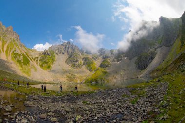 Karadeniz bölgesindeki İnanılmaz Avusor (Dobecelezane Gölü) dağ gölü. Bu inanılmaz göl Avusor dağlarından yürüyerek 1.5 saat uzaklıkta ve her zaman yokuş yukarı..