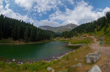 Türkiye 'nin Savsat ilçesinde Balık Gölü (Balikgol) manzarası