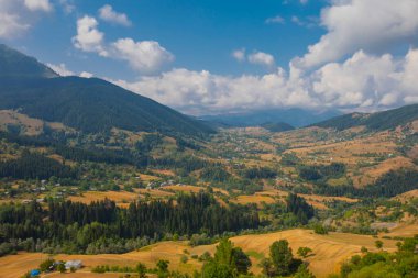 Savsat Bölgesi 'nde sonbahar sezonu. Artvin, Türkiye. Savsat Gözlem Terası 'ndan güzel bir sonbahar manzarası. Renkli vadi manzarası.