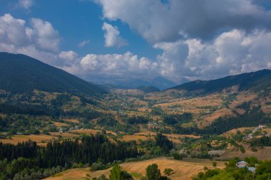 Savsat Bölgesi 'nde sonbahar sezonu. Artvin, Türkiye. Savsat Gözlem Terası 'ndan güzel bir sonbahar manzarası. Renkli vadi manzarası.