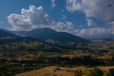 Savsat Bölgesi 'nde sonbahar sezonu. Artvin, Türkiye. Savsat Gözlem Terası 'ndan güzel bir sonbahar manzarası. Renkli vadi manzarası.