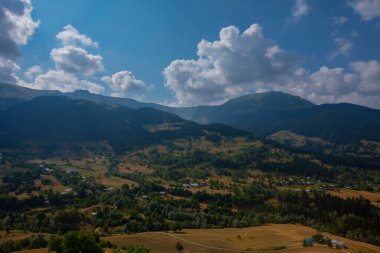 Savsat Bölgesi 'nde sonbahar sezonu. Artvin, Türkiye. Savsat Gözlem Terası 'ndan güzel bir sonbahar manzarası. Renkli vadi manzarası.