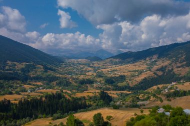 Savsat Bölgesi 'nde sonbahar sezonu. Artvin, Türkiye. Savsat Gözlem Terası 'ndan güzel bir sonbahar manzarası. Renkli vadi manzarası.