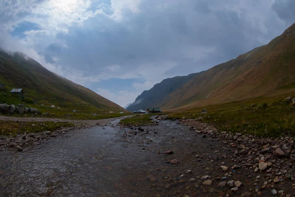 Trovit Platosu, Türkiye 'nin Rize ilçesine 64 km uzaklıktaki Amlhemin ilçesinde bulunan bir platodur. Trovit muhteşem atmosferiyle ziyaretçilerini büyülüyor..
