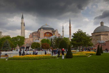 Lale festivali sırasında İstanbul 'da laleler, Ayasofya ile Sultanahmet bölgesinde