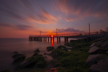 Göldeki eski ahşap rıhtım, günbatımı çekimi