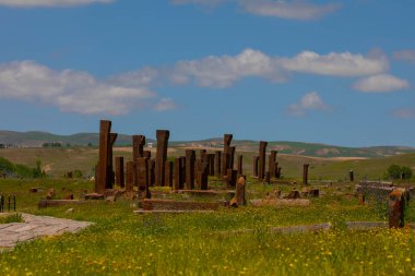 İlkbaharda Ahlat Seljuk Meydanı Tarihi Mezarlığı