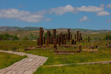 İlkbaharda Ahlat Seljuk Meydanı Tarihi Mezarlığı