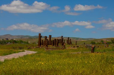 İlkbaharda Ahlat Seljuk Meydanı Tarihi Mezarlığı