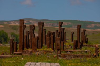 İlkbaharda Ahlat Seljuk Meydanı Tarihi Mezarlığı