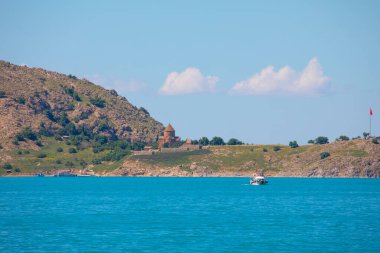 Van Gölü Akdamar Adası 'ndaki Kutsal Haç Ağa Katedrali' nin Ermeni Katedrali ve karlı dağlar, Türkiye