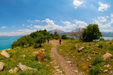 Van Gölü Akdamar Adası 'ndaki Kutsal Haç Ağa Katedrali' nin Ermeni Katedrali ve karlı dağlar, Türkiye