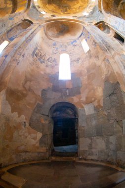 Van Gölü Akdamar Adası 'ndaki Kutsal Haç Ağa Katedrali' nin Ermeni Katedrali ve karlı dağlar, Türkiye