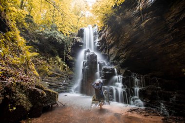 Ormanda ilkbahar manzarası ve muhteşem şelale. Dagpinar Milli Parkı, Bursa, Türkiye