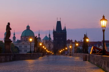 PRAG, ÇEK CUMHURİYETİ. Vltava nehri, binalar ve Charles Köprüsü manzarası