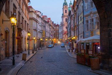 PRAG, ÇEK CUMHURİYETİ. Vltava nehri, binalar ve Charles Köprüsü manzarası
