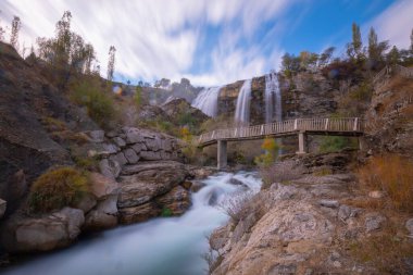 Uzundere 'deki Tortum (Uzundere) şelalesinin panoramik görüntüsü. Tortum, Erzurum, Türkiye 'deki Tortum Şelalesi manzarası. Dünyanın güzelliğini ve vahşi yaşamını keşfedin..