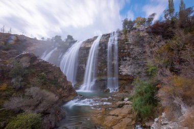 Uzundere 'deki Tortum (Uzundere) şelalesinin panoramik görüntüsü. Tortum, Erzurum, Türkiye 'deki Tortum Şelalesi manzarası. Dünyanın güzelliğini ve vahşi yaşamını keşfedin..