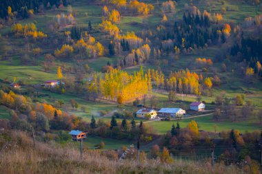 Artvin 'in SavSat ilçesi sonbaharda ziyaretçilerine harika manzaralar sunuyor.