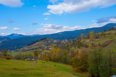 Artvin 'in SavSat ilçesi sonbaharda ziyaretçilerine harika manzaralar sunuyor.