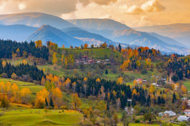 Artvin 'in SavSat ilçesi sonbaharda ziyaretçilerine harika manzaralar sunuyor.