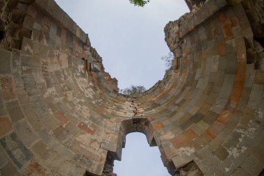 Savsat, Artvin, Cevizli köyündeki eski Tibet Manastırı ve kilisesinin kalıntıları