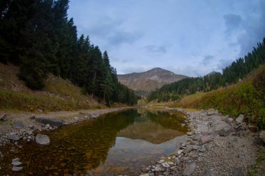 Türkiye 'nin Savsat ilçesinde Balık Gölü (Balikgol) manzarası