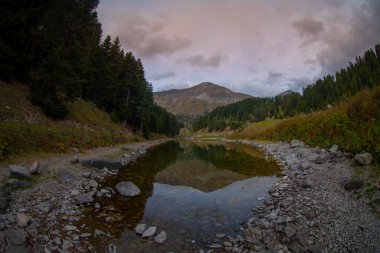 Türkiye 'nin Savsat ilçesinde Balık Gölü (Balikgol) manzarası