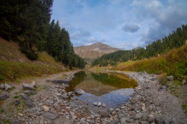 Türkiye 'nin Savsat ilçesinde Balık Gölü (Balikgol) manzarası