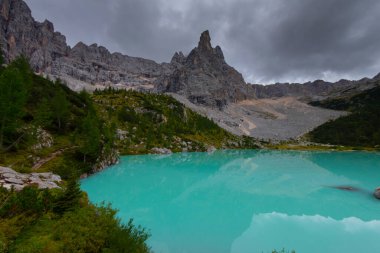 Dolomitlerdeki güzel Sorapis Gölü Lago di Sorapis, İtalya 'nın popüler seyahat merkezi. İtalyan Dolomitlerinde mavi yeşil göl
