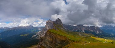 Muhteşem manzarasına Dolomites dağlarda. Seceda manzaraları Odle Dağların üzerinden muhteşem.