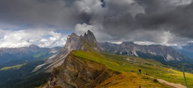 Muhteşem manzarasına Dolomites dağlarda. Seceda manzaraları Odle Dağların üzerinden muhteşem.