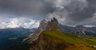 Muhteşem manzarasına Dolomites dağlarda. Seceda manzaraları Odle Dağların üzerinden muhteşem.