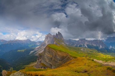 Muhteşem manzarasına Dolomites dağlarda. Seceda manzaraları Odle Dağların üzerinden muhteşem.