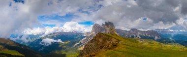 Muhteşem manzarasına Dolomites dağlarda. Seceda manzaraları Odle Dağların üzerinden muhteşem.