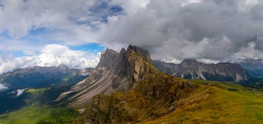 Muhteşem manzarasına Dolomites dağlarda. Seceda manzaraları Odle Dağların üzerinden muhteşem.
