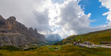İtalyan Alp Dağları 'nda yılan gibi. Gardena pasosu, Passo Gardena, Rifugio Frara, Dolomiti, Dolomites, Güney Tyrol, İtalya, UNESCO Dünya Mirası. Havadan inanılmaz bir atış. Yukarıdan görüntüle.