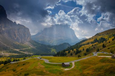 İtalyan Alp Dağları 'nda yılan gibi. Gardena pasosu, Passo Gardena, Rifugio Frara, Dolomiti, Dolomites, Güney Tyrol, İtalya, UNESCO Dünya Mirası. Havadan inanılmaz bir atış. Yukarıdan görüntüle.