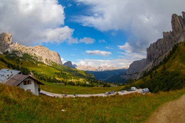 İtalyan Alp Dağları 'nda yılan gibi. Gardena pasosu, Passo Gardena, Rifugio Frara, Dolomiti, Dolomites, Güney Tyrol, İtalya, UNESCO Dünya Mirası. Havadan inanılmaz bir atış. Yukarıdan görüntüle.
