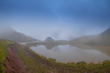 Akşam alacakaranlığı Alp Dolomitleri dağ manzarası, Trento, İtalya. Göl ya da Laghetto Baita Segantini manzarası. Resimli seyahat, mevsimsel, doğa ve kırsal güzellik konsepti.