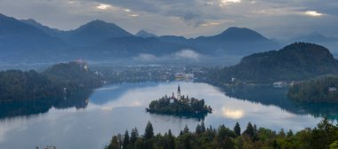Hava manzarası fotoğrafçılığı. Maria 'nın Hacı Kilisesi' nin renkli sabah sahnesi. Bled Gölü 'nün, Julian Alps' in, Slovenya 'nın, Avrupa' nın sonbahar manzarası. Seyahat konsepti arka planı.