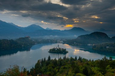 Hava manzarası fotoğrafçılığı. Maria 'nın Hacı Kilisesi' nin renkli sabah sahnesi. Bled Gölü 'nün, Julian Alps' in, Slovenya 'nın, Avrupa' nın sonbahar manzarası. Seyahat konsepti arka planı.