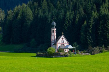 Dolomite Alpleri'nin güneşli manzarası. Güzel Dolomiti dağları ile St Johann Kilisesi, Santa Maddalena, Val Di Funes, Dolomites, İtalya.